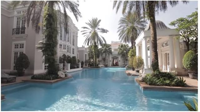 Terdapat fasilitas kolam renang yang berukuran cukup besar di sana.