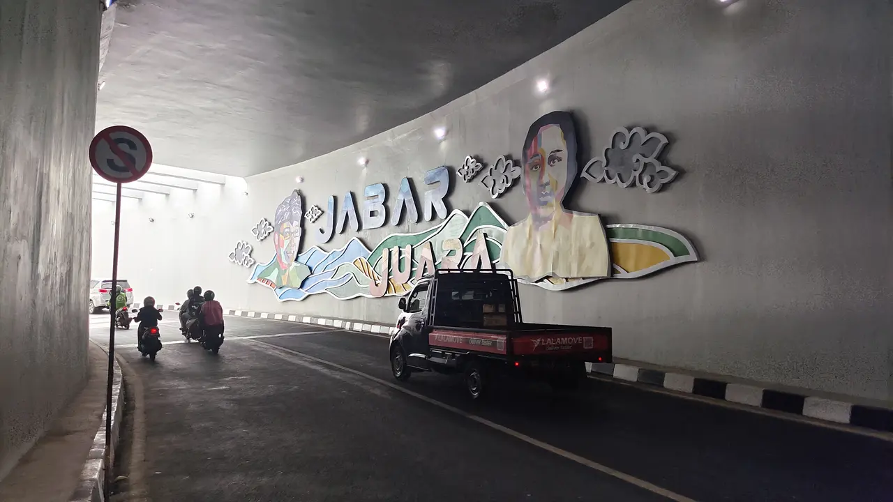 Caption : Underpass Dewi Sartika telah dipasangi rambu usai dijadikan tempat nongkrong dan swafoto. (Liputan6.com/Dicky Agung Prihanto)