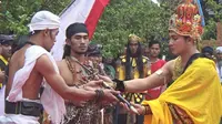 Masing-masing kecamatan yang ada di Kabupaten Mojokerto mementaskan cerita legenda yang berkaitan dengan Kerajaan Majapahit]. Foto: Dian Kurniawan/ Liputan6.com.