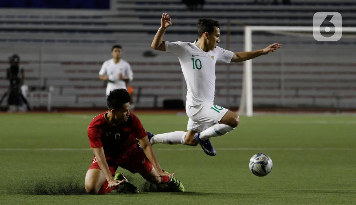 Gelandang Timnas Indonesia U-22, Egy Maulana, menghindari tekel saat melawan Vietnam U-22 pada laga SEA Games 2019 di Stadion Rizal Memorial, Manila, Filipina, Minggu (1/12/2019). Indonesia kalah 1-2 dari Vietnam. (Bola.com/M Iqbal Ichsan)