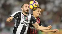 Bek Juventus, Giorgio Chiellini, duel udara dengan striker AC Milan, Carlos Bacca, pada laga Piala Super Italia 2016. Pada laga ini Juventus sebagai pemuncak klasemen Serie A lebih diunggulkan untuk meraih gelar. (AFP/Karim Jaafar)