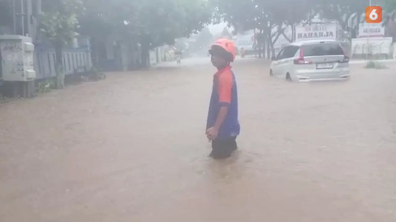 Banjir rendam Jalan Arif Rahman Hakim Kota Sukabumi, yang juga lokasi Dishub Kota Sukabumi (Liputan6.com/Istimewa).