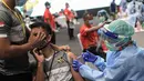 Petugas menyuntikkan vaksin COVID-19 kepada atlet di Istora Senayan, Jakarta, Jumat (26/2/2021). Pemerintah memulai vaksinasi COVID-19 tahap pertama untuk para atlet. (Liputan6.com/Faizal Fanani)