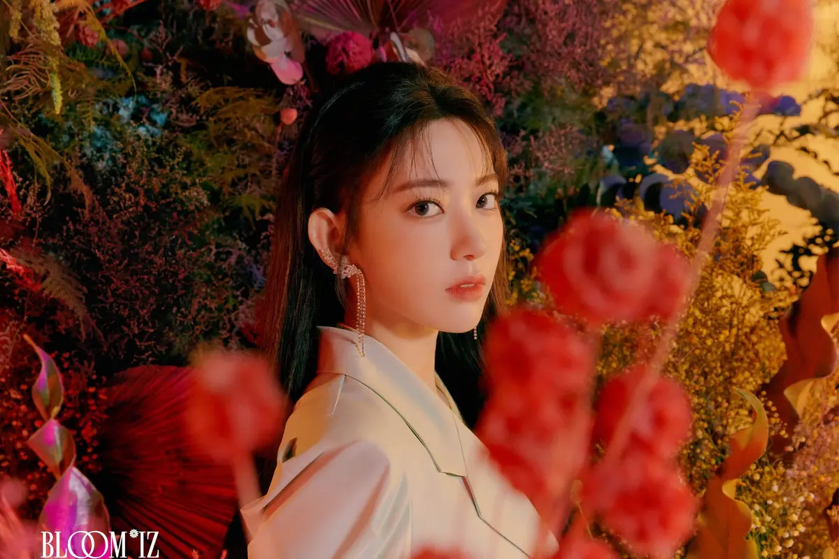 Miyawaki Sakura (Swing Entertainment via Soompi)