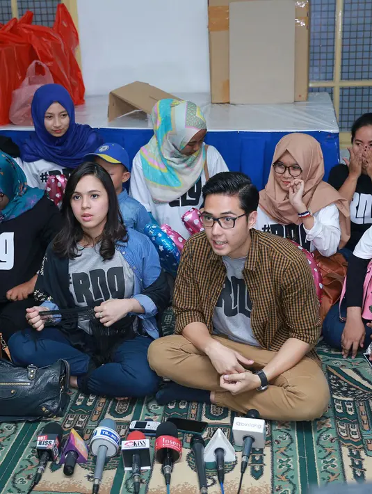 Agar  mendapatkan berkah dari Yang Kuasa. Maka dari itu untuk mendoakan kehamilannya, apalagi bertepatan dengan ulang tahun Nycta Gina. Pasangan ini memilih untuk berbagi dengan anak yatim. (Galih W. Satria/Bintang.com)