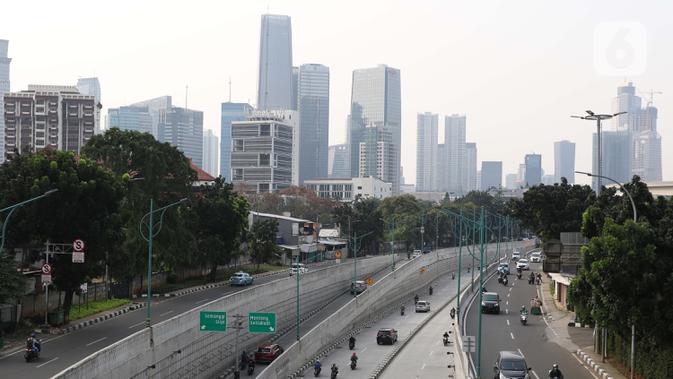 Pengendara melintasi kawasan Mampang Prapatan, Jakarta, Sabtu (6/6/2020). Pemprov DKI Jakarta mengeluarkan Pergub nomor 51 Tahun 2020 yang didalamnya mengatur pembatasan kendaraan dengan rekayasa ganjil-genap untuk sepeda motor dan mobil. (Liputan6.com/Helmi Fithriansyah)