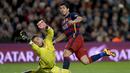  Luis Suarez (kanan)  menjadi bintang dengan torehan tiga gol saat barcelona mengalahkan Celta Vigo pada pekan ke-24 La Liga Spanyol di Stadion Camp Nou, Barcelona. (AFP / Josep Lago)