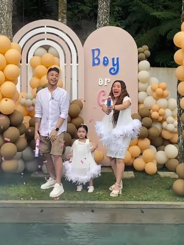 6 Potret Siti Badriah Umumkan Jenis Kelamin Anak Kedua di Gender Reveal