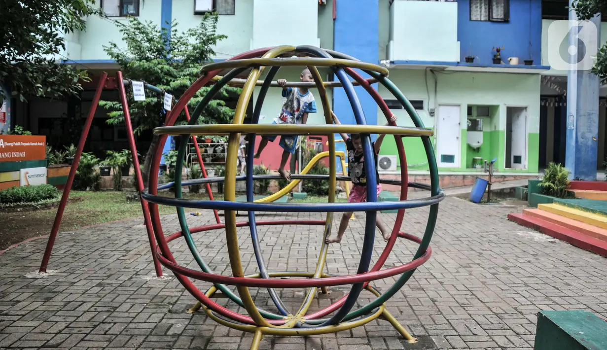 Anak-anak saat bermain di taman salah satu tower Rusunawa Pulo Gebang Indah, Cakung, Jakarta Timur, Minggu (11/12/2022). Dinas Pemberdayaan, Perlindungan Anak dan Pengendalian Penduduk (PPAPP) DKI Jakarta mencanangkan Rusunawa Pulo Gebang Indah, Cakung, Jakarta Timur sebagai Rumah Susun Ramah Anak (RSRA). (merdeka.com/Iqbal S Nugroho)