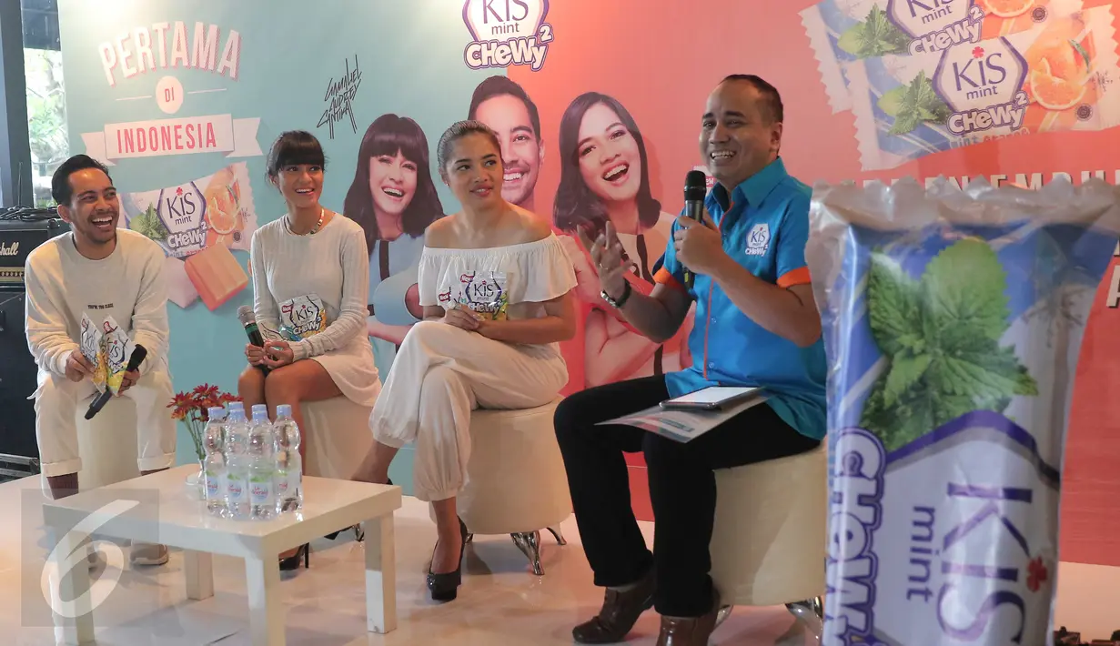 Marketing Manager-Head of SBU Candy PT Mayora Noegroho Moeshartanto (kanan) menjelaskan keunikan dari Permen Kiss Mint Chewy2 di Jakarta, Senin (7/3/2016). Kiss Mint Chewy2 mempunyai perpaduan antara rasa lemon dan mint (Liputan6.com/Angga Yuniar