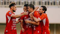 Tim Receveur cetak gol di laga PSBS Biak vs Bali United. (X Bali United)