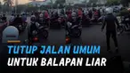 Nampak pengendara motor lain yang akan melintas membunyikan klakson berkali-kali karena aksi balapan liar itu mengganggu jalan.