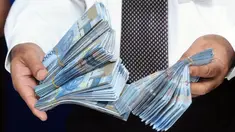 Petugas menunjukkan uang palsu pecahan Rp 50.000,- emisi tahun 2016 saat rilis di Bareskrim Mabes Polri, Jakarta, Senin (29/1). Dirtidpid Ekonomi dan Khusus Bareskrim Polri menangkap empat tersangka di wilayah Cikarang. (Liputan6.com/Helmi Fithriansyah)