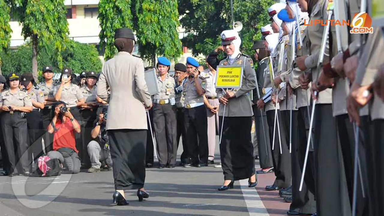 8-polwan-jilbab-131125b.jpg