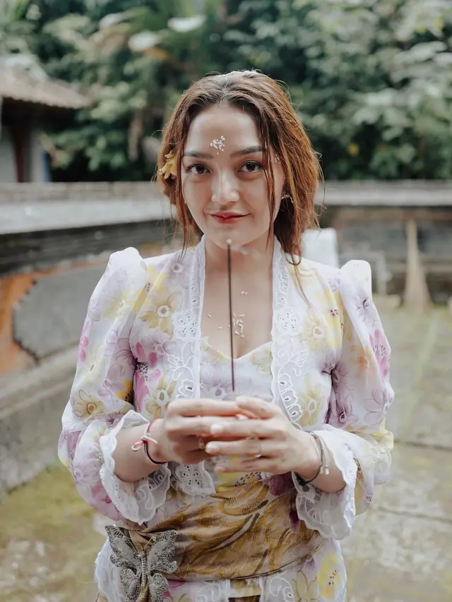 6 Potret Siti Badriah dan Suami Pakai Baju Adat Bali, Memesona