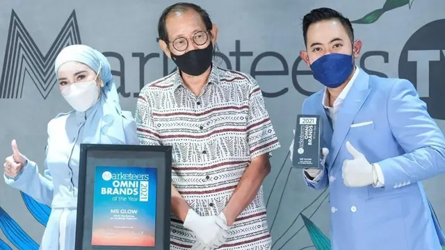 Gilang Widya Pramana dan sang istri, Shandy Purnamasari menerima penghargaan dari Hermawan Kartajaya