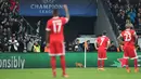 Pemain Bayern Munchen mengamati seekor kucing yang memasuki lapangan duel Liga Champions kontra Besiktas di Stadion Vodafone, Kamis (15/3). Kondisi ini membuat wasit menghentikan sementara pertandingan saat Bayern Munchen tengah unggul 2-0 (OZAN KOSE/AFP)