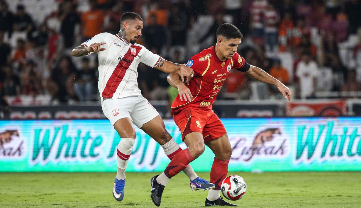 Gelandang tengah Persija, Van Basty Sousa e Silva (kanan) mencoba melewati adangan pemain Persis Solo pada pertandingan pekan ke-30 BRI Super League 2025/2026 di Stadion Utama Gelora Bung Karno (SUGBK), Jakarta, Senin 27 April 2026 malam WIB. (Bola.com/Abdul Aziz)