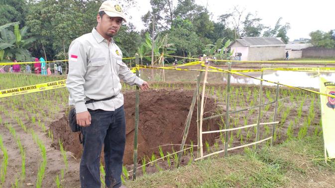 Tim PATGTL Kementerian ESDM meninjau langsung amblesan tanah di Sukabumi. (Dok. Tim PATGTL/Huyogo Simbolon)