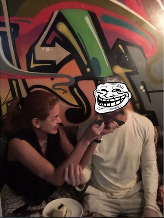 Pada hari Kamis (26/11/2015) Samuel Rizal genap berusia 34 tahun, Nikita melalui akun Instagramnya mengunggah foto dirinya dengan lelaki yang wajahnya ditutup dengan meme comic yang diduga Samuel Rizal. (via instagram/@nikitamirzanimawardi)