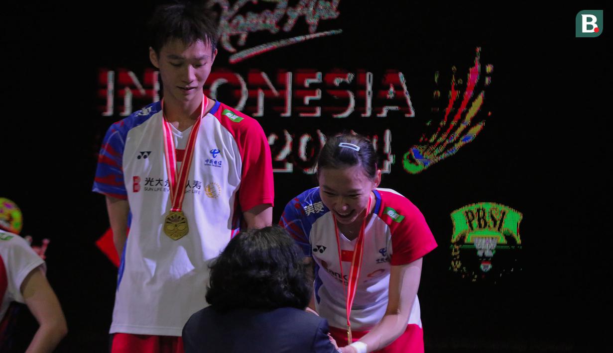 <p>Pebulu tangkis ganda campuran China, Wei Ya Xin menerima kalungan medali dari Deputi Presiden BWF, Khunying Patama Leeswadtrakul saat upacara penyerahan trofi dan medali usai laga final turnamen bulu tangkis Indonesia Open 2024 di Istora Senayan, Jakarta, Minggu (9/6/2024). Jiang Zhen Bang/Wei Ya Xin menjadi juara usai menang dua game langsung 21-11, 21-14 atas sesama wakil China, Zheng Si Wei/Huang Ya Qiong. (Bola.com/Syahkist Afi Daib)</p>