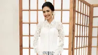 Di hari pernikahan, Mikha Tambayong mengenakan kebaya ambon berbordir warna putih. Dipadukan kain biru bergaris hitam sebagai bawahan. [instagram/@mikhatambayong]