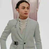 Begini penampilan Restu saat tampil bareng sang ayah, Charly Van Houten di Jakarta International Stadion (JIS). (Foto: Instagram/@restuvht)