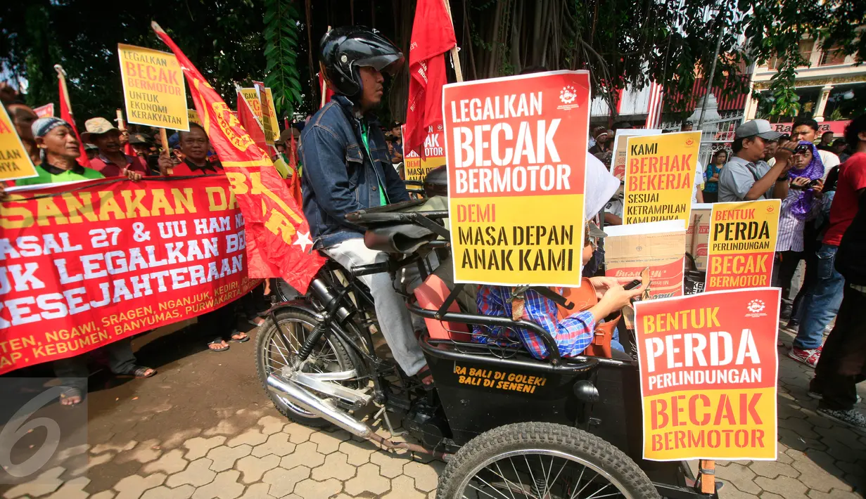 Aksi pengemudi becak bermotor (bentor) saat menggelar unjuk rasa di depan Gedung DPRD DIY, Rabu (30/3/2016). Dalam aksinya, mereka menuntut hentikan razia bentor dan melegalkan moda transportasi tersebut. (Foto: Boy Harjanto)