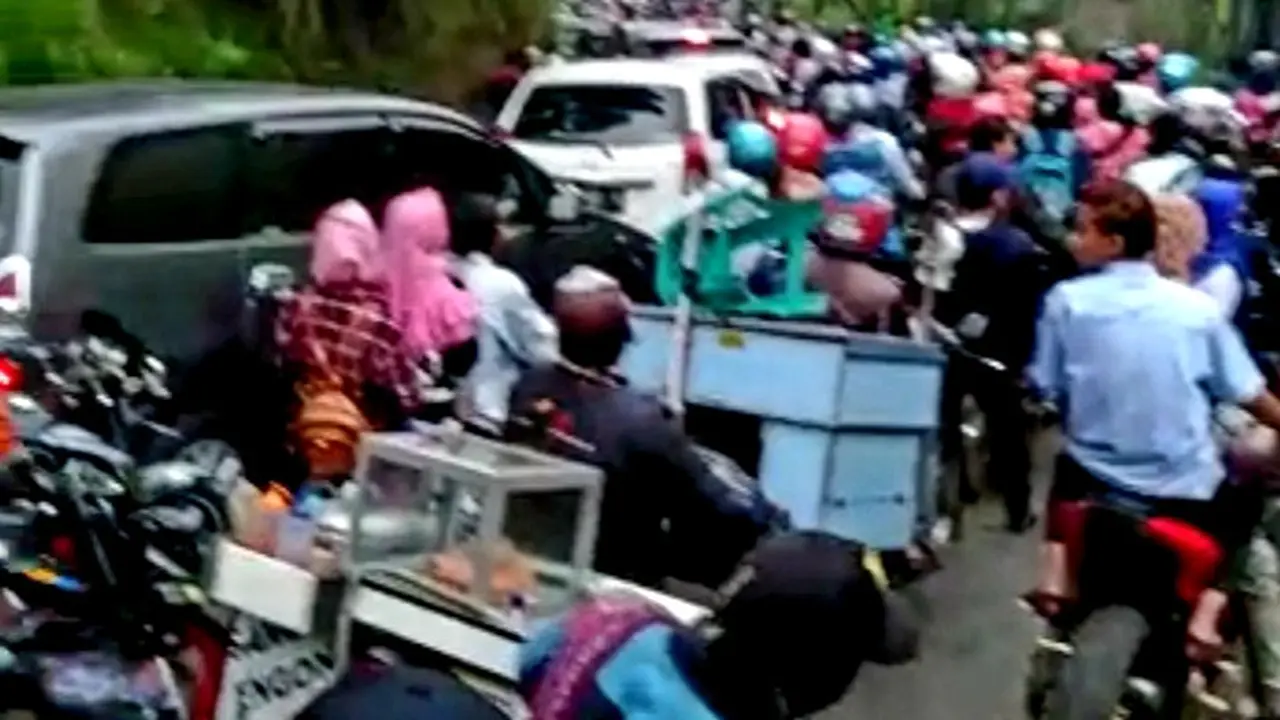 Jalur Menuju Kawasan Bromo Tengger Macet Total