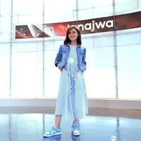 Denim jacket dan dress bermotif garis-garis dengan warna yang senada adalah padu padan yang tepat untukmu. (instagram/najwashihab)