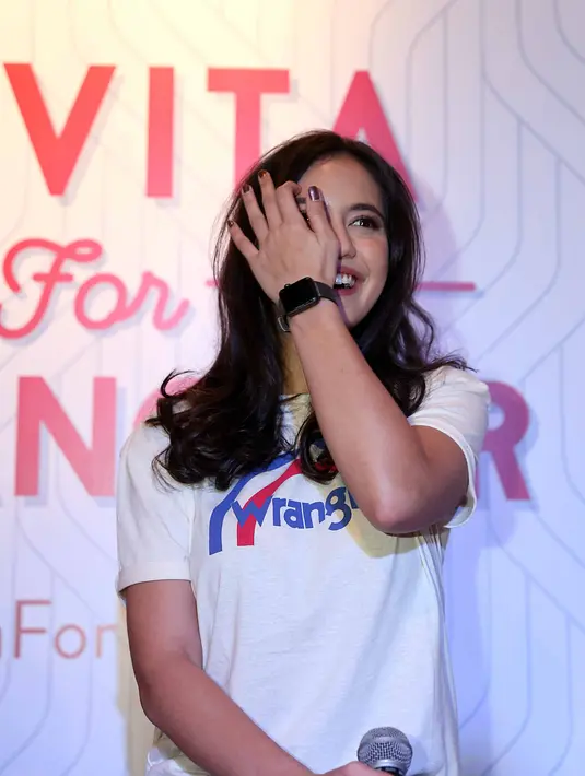 "Aku sekarang lagi membangun masjid di sebuah tempat di daerah Flores bersama mamah aku juga. Kebetulan mamah aku ada tanah disana," ungkap Pevita saat ditemui di kawasan Pondok Indah, Jakarta Selatan, Kamis (10/11/2016). (Nurwahyunan/Bintang.com)