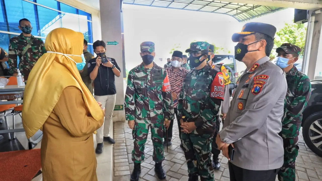 Kapolda Jatim Irjen Pol Nico Afinta mendengar pemaparan Direktur RS RSUD Syarifah Ambami Nunuk Kristiani. (Dian Kurniawan/Liputan6.com)