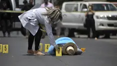 Mayat seorang jurnalis senior Meksiko, Javier Valdez, tergeletak di jalan setelah tewas ditembak di ibu kota negara bagian, Culiacan, Senin (15/5). Valdez terbunuh dekat dengan kantor Riodoce, kantor media yang dia dirikan. (FERNANDO BRITO/AFP)