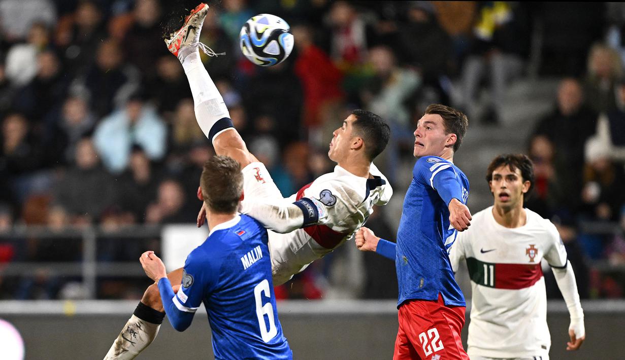 Pemain Timnas Portugal, Cristiano Ronaldo melakukan tendangan salto ke gawang Leichtenstein pada laga Grup J Kualifikasi Euro 2024 di Rheinpark Stadium, Vaduz, Liechtenstein, 16 November 2023. (AFP/Sebastien Bozon)