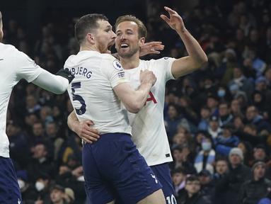 Manchester City sebagai pemuncak klasemen sementara Liga Inggris 2021/2022 kembali harus mengakui keunggulan Tottenham Hotspur. Usai takluk di pekan perdana, kini mereka kembali tersungkur dari lawan yang sama. Harry Kane dkk. kali ini unggul 3-2 (19/2/2022). (AP/Jon Super)