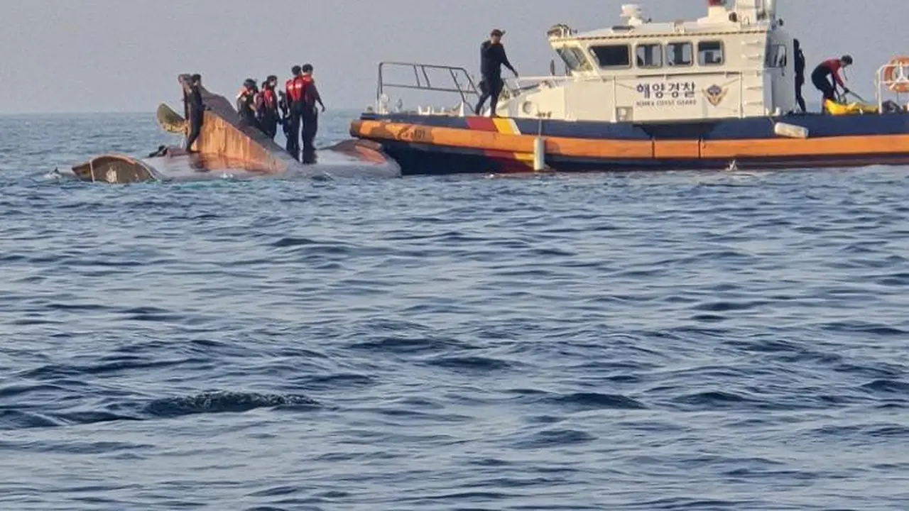 Polisi maritim mencari dua pelaut yang hilang setelah insiden kapal nelayan di perairan lepas pantai barat daya Korea, Kamis (13/6/2024). (Mokpo Coast Guard)