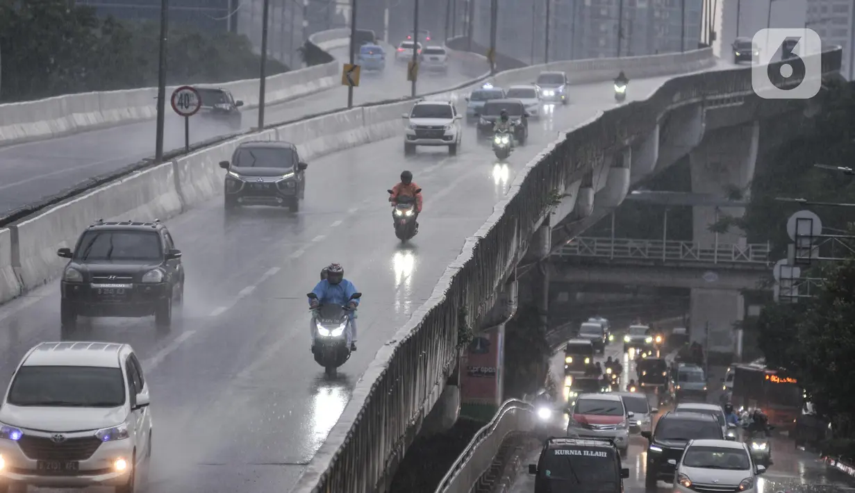 Arus kendaraan melintas saat hujan disertai angin kencang terjadi di Jalan Raya Casablanca, Jakarta Selatan, Selasa (8/3/2022). Cuaca ekstrem disebabkan oleh adanya dinamika atmosfer di Samudera Hindia wilayah Sumatera hingga Selatan Bali. (merdeka.com/Iqbal S. Nugroho)