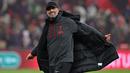 <p>Ekspresi bahagia pelatih Liverpool saat menjuarai Carabao Cup 2023/2024 di Stadion Wembley, Inggris, Minggu (25/02/2024). The Reds menang atas Chelsea dengan skor 1-0 melalui gol Virgil Van Dijk pada menit ke-118. (AFP/Glyn Kirk)</p>