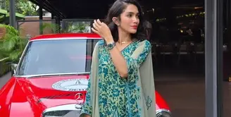 Ussy Sulistiawaty tampil mengenakan kaftan hijau dengan aksen bunga. Menariknya kaftan ini milik almarhum ibundanya. [@ussypratama]