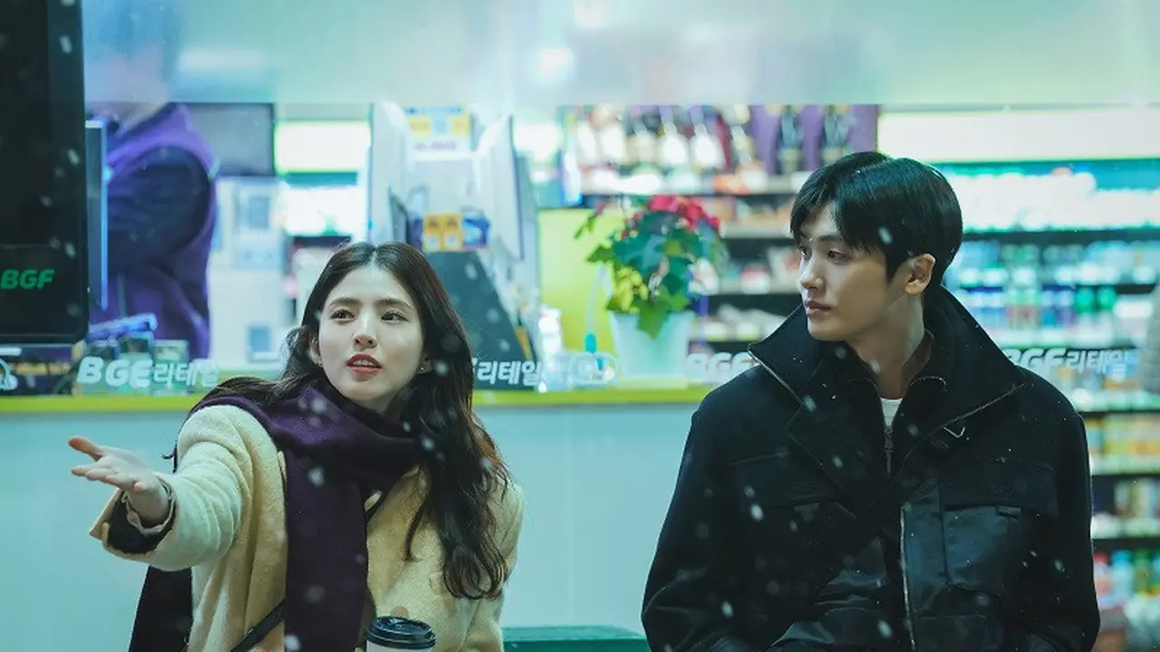 Park Hyung Sik dan Han So Hee dalam drama Soundtrack #1. (Foto: Disney+)