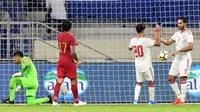 Penyerang Uni Emirat Arab, Ali Mabkhout (kanan) melakukan selebrasi bersama rekannya, Ali Saleh, setelah mencetak gol ke gawang Indonesia, pada Kualifikasi Piala Dunia 2022, di Stadion Al Maktoum, Dubai, Kammis (10/10/2019).  (AFP / Karim Sahib)