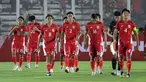Pemain Timnas Indonesia U-23 memasuki lapangan pertandingan dalam laga uji coba melawan India di Stadion Madya, Senayan, Jakarta, Jumat (10/10/2025). (Bola.com/Muhammad Iqbal Ichsan)