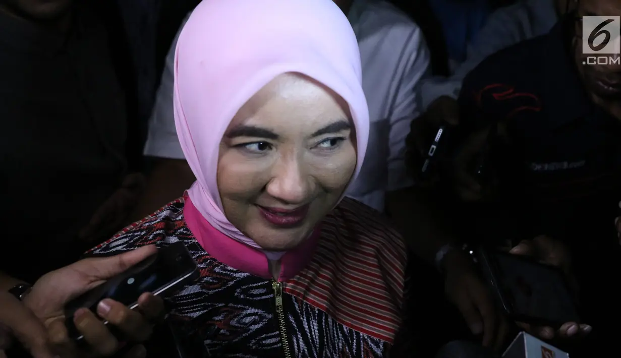 Dirut Pertamina, Nicke Widyawati usai menjalani pemeriksaan di gedung KPK, Jakarta, Senin (17/9). Nicke diperiksa sebagai saksi dalam kapasitasnya sebagai mantan Direktur Perencanaan PLN. (Liputan6.com/Helmi Fithriansyah)