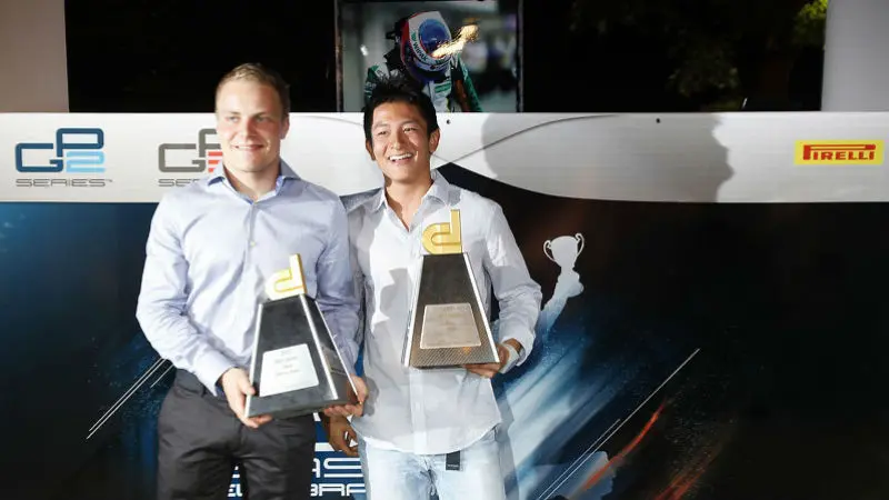 Pebalap Indonesia, Rio Haryanto (kanan), berpose dengan Valtteri Bottas setelah meraih penghargaan kemenangan terbaik pada GP3 Series 2011. (Motorsport)