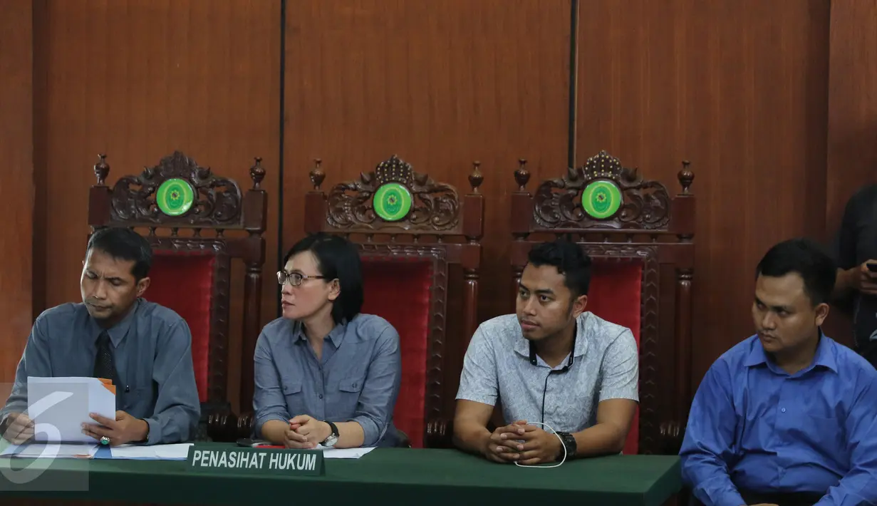 Penasehat hukum pihak Polsek Kelapa Gading saat mengikuti Sidang Praperadilan Saipul Jamil di PN Jakarta Utara, Kamis (10/03/2016). Sidang Praperadilan ditujukan guna membuktikan kebenaran status tersangka SJ. (Liputan6.com/Herman Zakharia)
