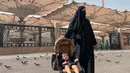 <p>Paula Verhoeven berfoto bersama anak bungsunya saat berada di Masjid Nabawi, Madinah. (Foto: Instagram/ paula_verhoeven)</p>