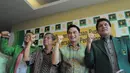 Sekjen PPP versi Djan Faridz, Dimyati Natakusumahdi (kedua kanan) didampingi pengurus harian memberikan keterangan pers di Jakarta, Senin (8/10/2014). (Liputan6.com/Herman Zakharia)