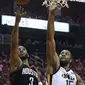 Aksi pemain Houston Rockets, Chris Paul (3) melakukan tembakan melewati pemain Utah Jazz, Derrick Favors pada playoff game kedua NBA basketball di Toyota Center, Houston, (2/5/2018). Utah Jazz menang 116-108. (AP/Eric Christian Smith)