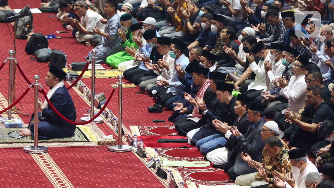 Momen Mesut Ozil Sholat Jumat di Masjid Istiqlal