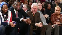 Dari selebriti hingga mantan Presiden Amerika Serikat, Bill Clinton, turut hadir menyaksikan pertandingan ini.